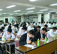 社内において「有資格専門技術者」資格認定制度を設けており、現行技術の更新および最新技術の習得のため定期的に社内研修を実施しております。