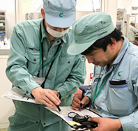 お客様毎のガス検知器、定置式ガス検知警報装置の「立上げ時データ」「定期点検時データ」等、過去試験成績書を全てデータ管理していますので、お客様のご依頼に迅速に対応することが出来ます。また、精度が要求される「実ガスを使用する点検・校正」には専用設備、専用機材・治具を整えています。