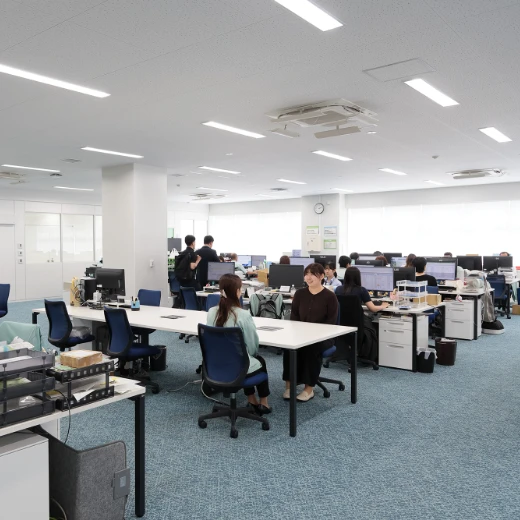 社員が働くオフィスの様子