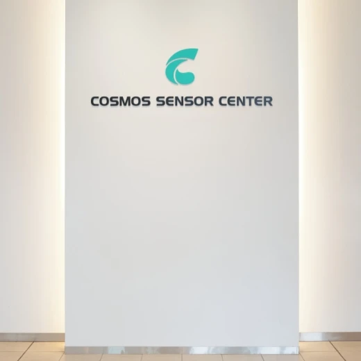 COSMOSのロゴが入ったバックドロップ