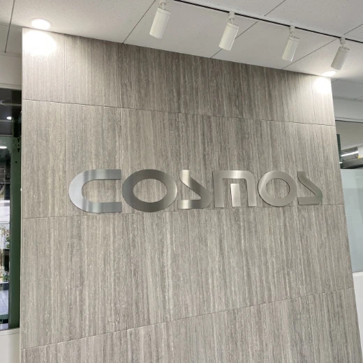 お腹に「C」のロゴが付いたクマのぬいぐるみ