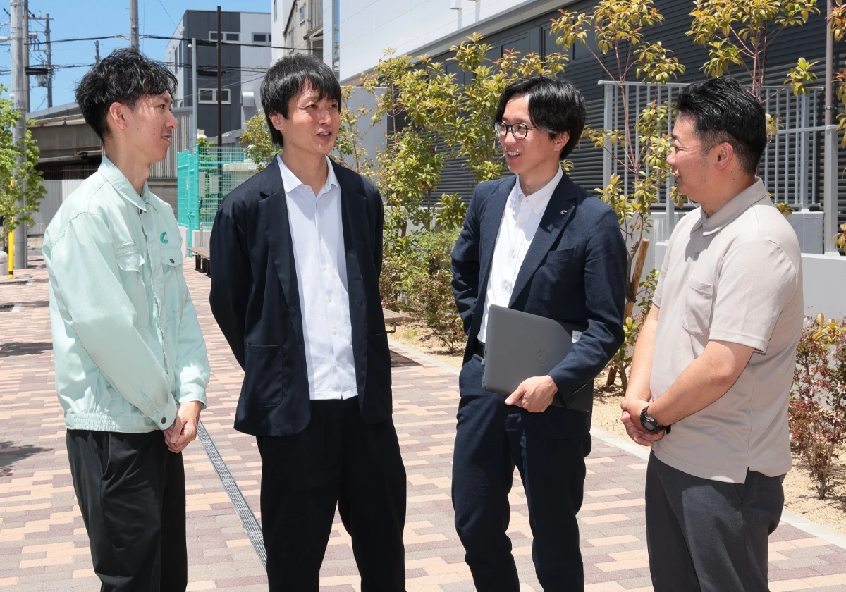 男性社員4名が楽しそうに打ち合わせをしている様子
