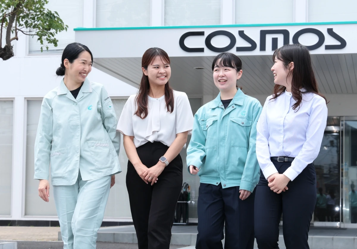 女性社員4名が楽しそうに打ち合わせをしている様子