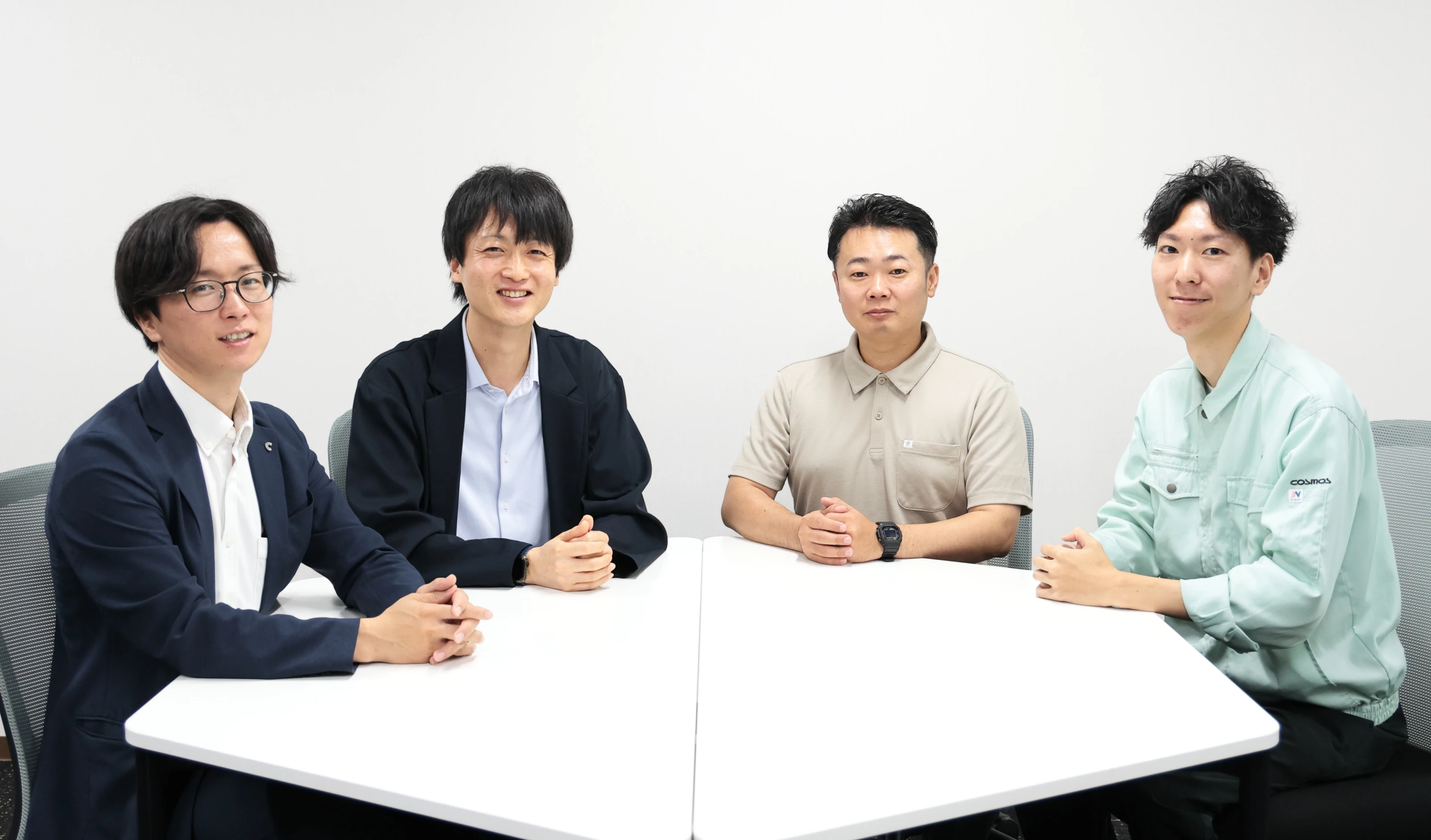 男性社員4名が会議室にいる様子