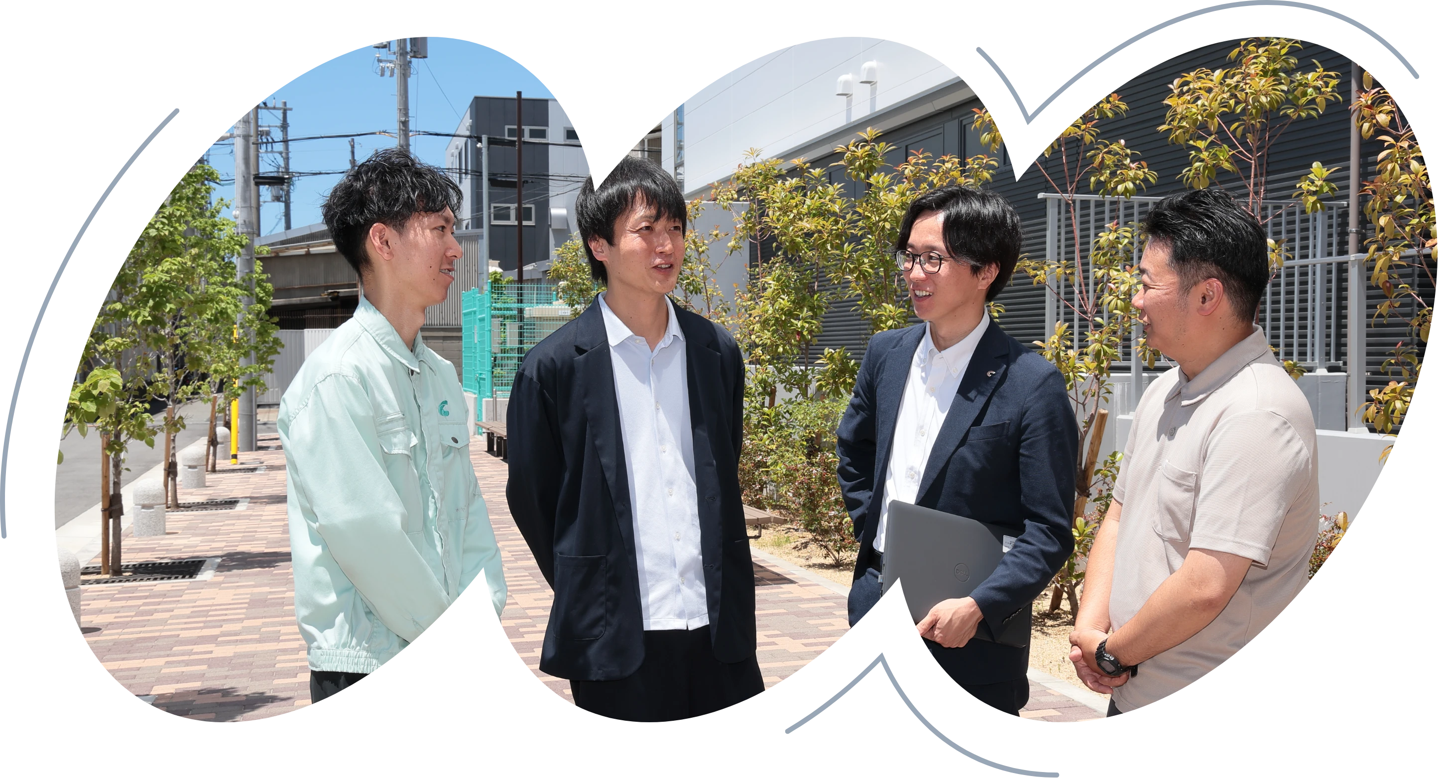 男性社員4名が楽しそうに打ち合わせをしている様子