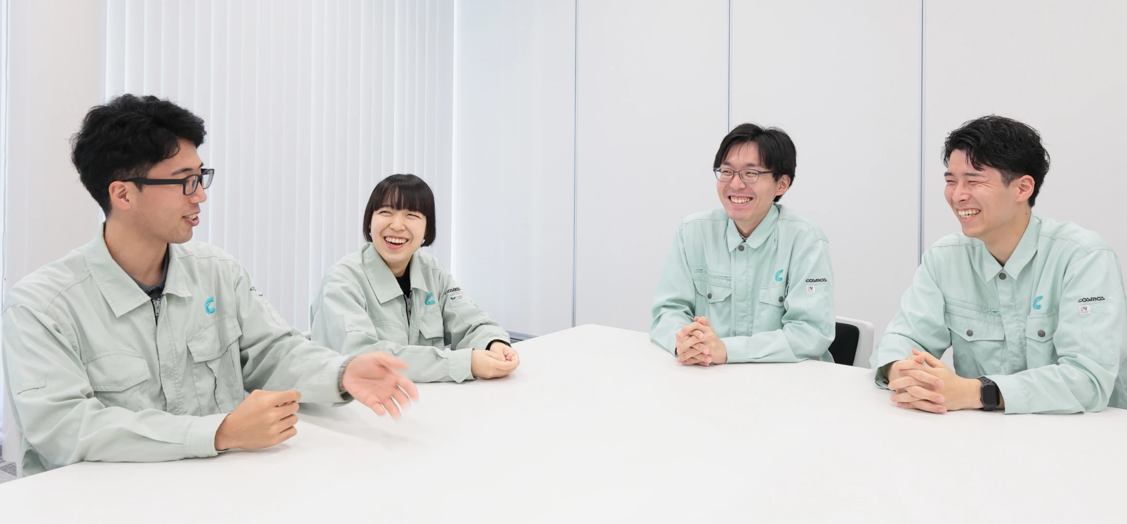 社員4名が楽しそうに打ち合わせをしている様子