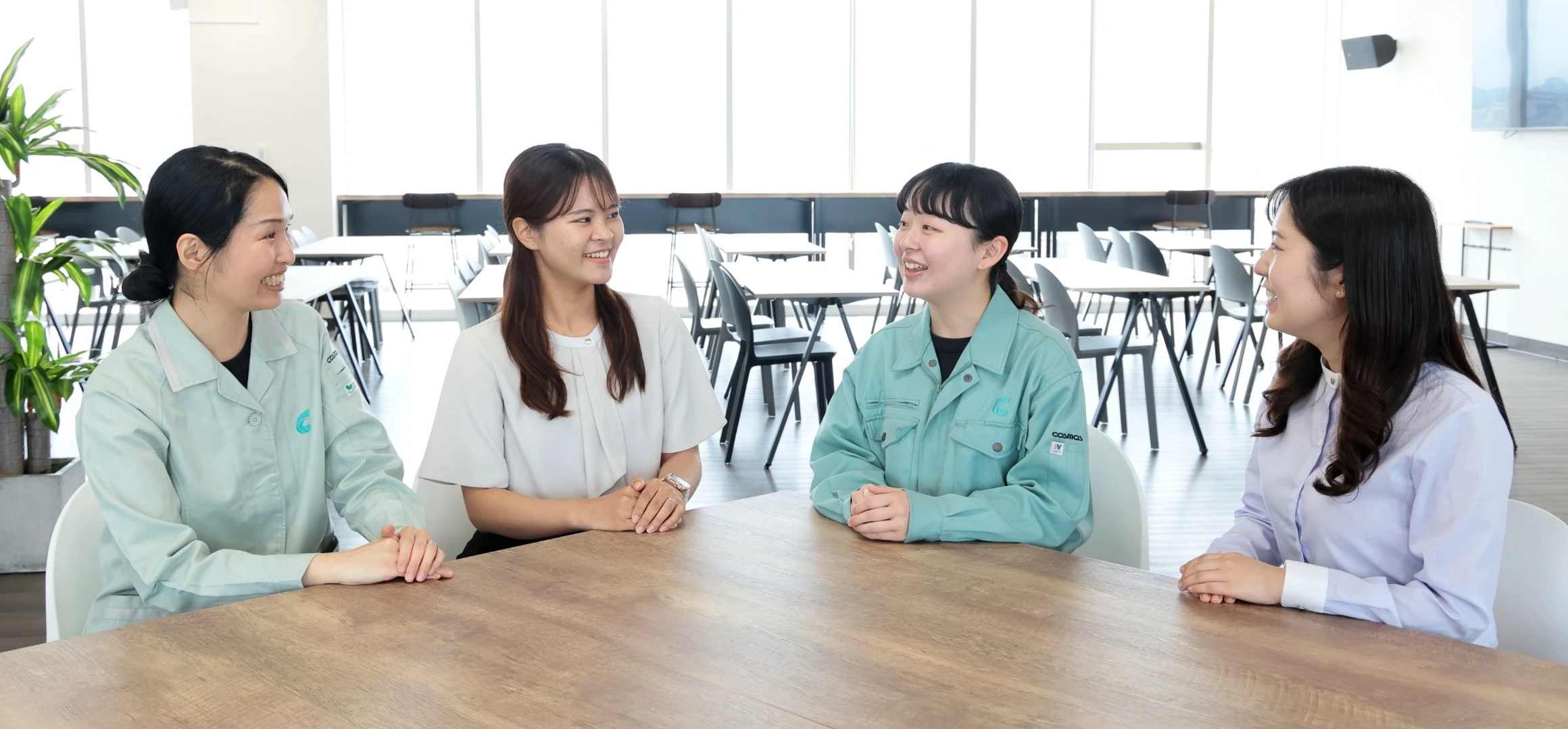 女性社員4名が楽しそうに打ち合わせをしている様子