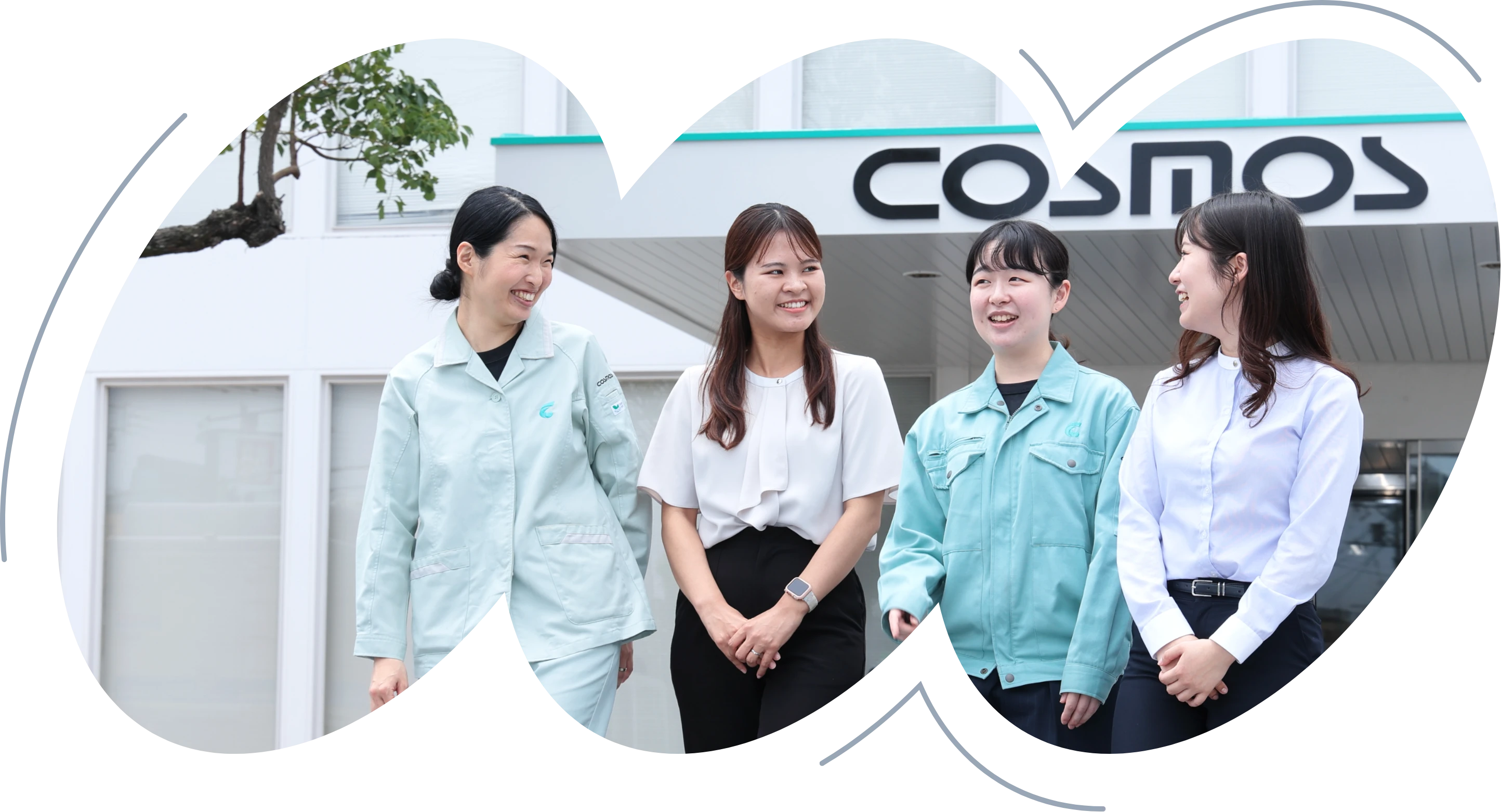 女性社員4名が楽しそうに打ち合わせをしている様子