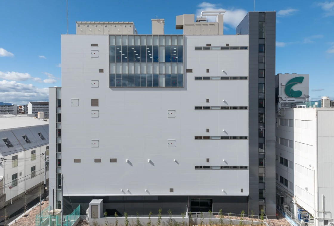COSMOSのロゴがある建物全体の外観