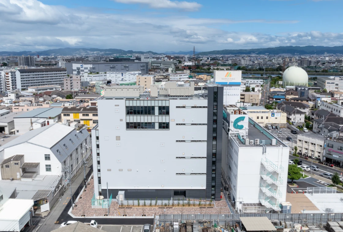 COSMOSのロゴがある建物全体を遠景から撮影した様子