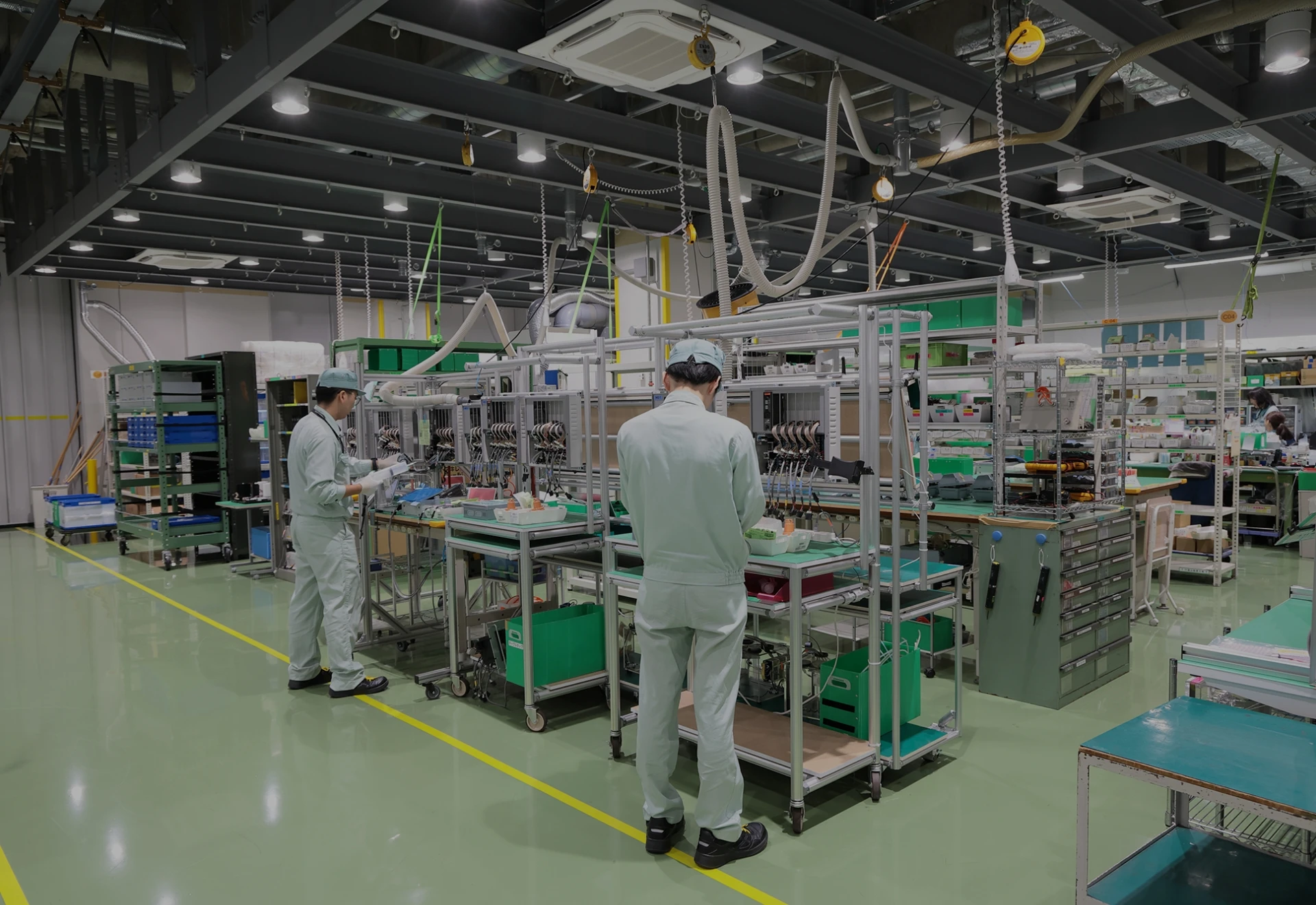 男性社員2名が工場で作業している様子