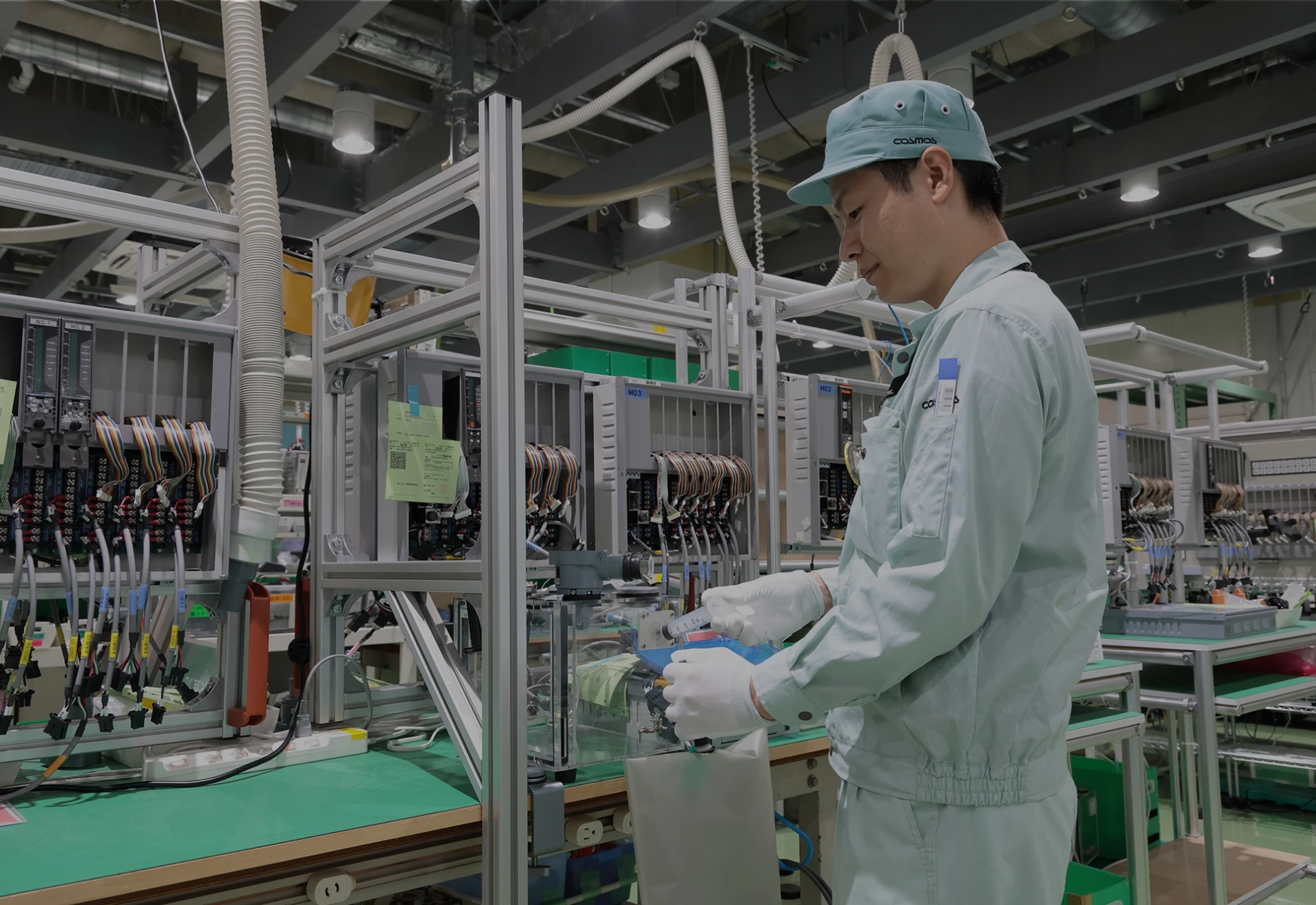 男性社員が工場で作業している様子